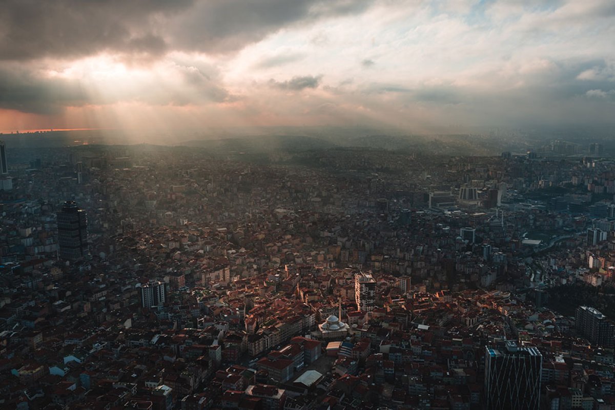 Sarakoğlu İnşaat olarak, kentsel dönüşümün sadece eski yapıların yıkılıp yenilerinin yapılmasından ibaret olmadığını biliyoruz. Bu süreci; güvenli yaşam alanları oluşturmak, doğal afetlere karşı dayanıklı yapılar üretmek ve kent estetiğini geliştirmek için büyük bir fırsat olarak görüyoruz.