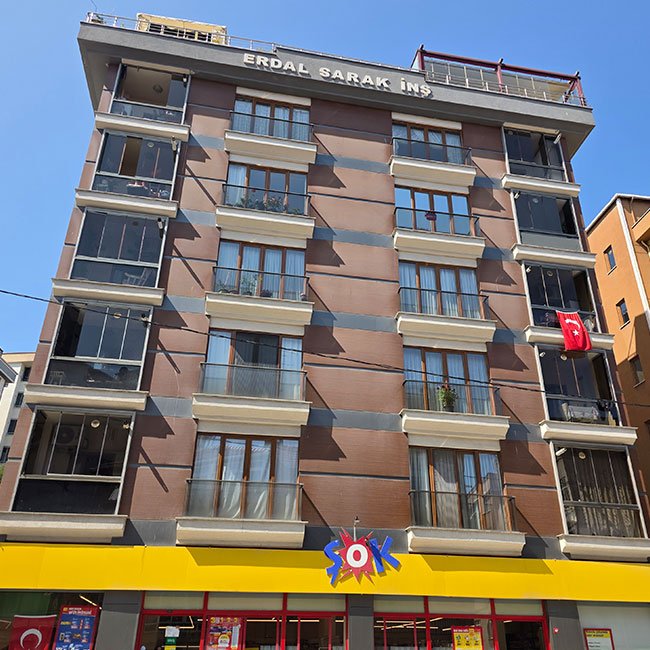 Karlıktepe Mahallesi Çeşme Caddesi No 15 Köse Apt. 125 M2 Brüt 100 M2 Net 10 Daire 2 Dükkan 590 M2 Arsa 3 Artı 1